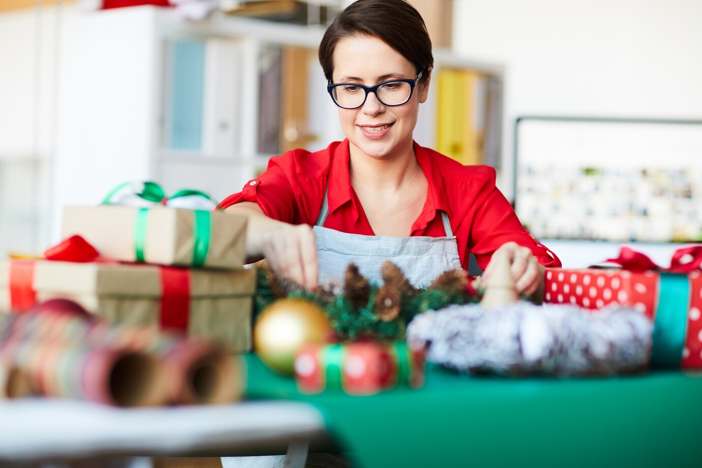 mujer preparando decoracion navidena 1098 22282